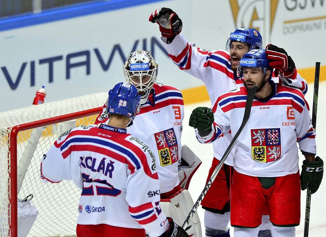 Čeští hokejisté děkují za výborný výkon Pavlu Francouzovi po utkání se Švédskem