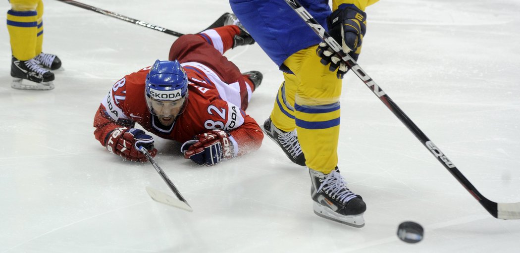 Tomáš Plekanec se jen marně dívá na ujíždějícího Švéda.