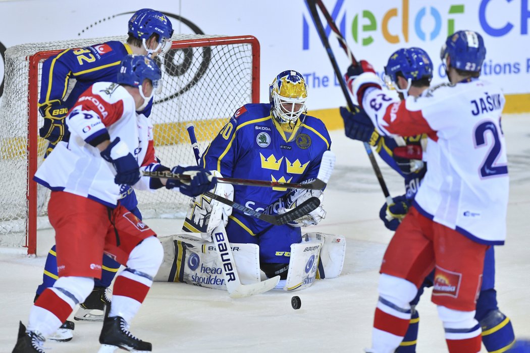 Brankář Švédů Henrik Lundqvist si proti Čechům na nedostatek práce stěžovat nemohl.