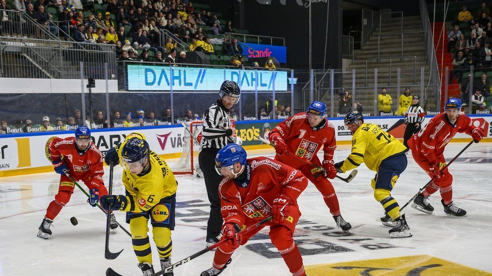 Český obránce Libor Hájek v akci v utkání proti Švédsku