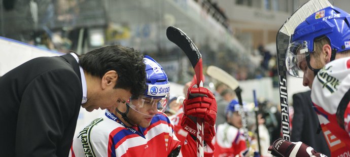 Michal Jordán naslouchá Vladimíru Růžičkovi