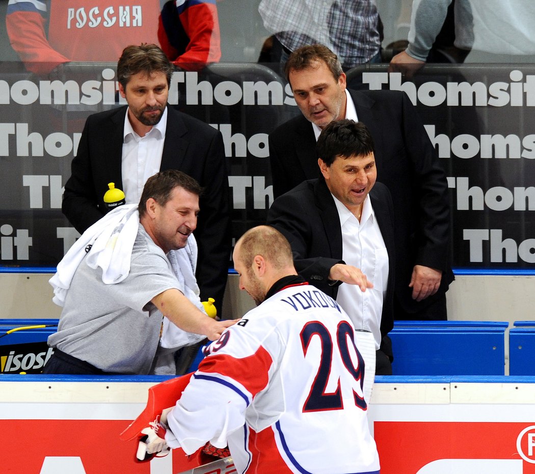 Tomáš Vokoun přijímá gratulace od trenérů.