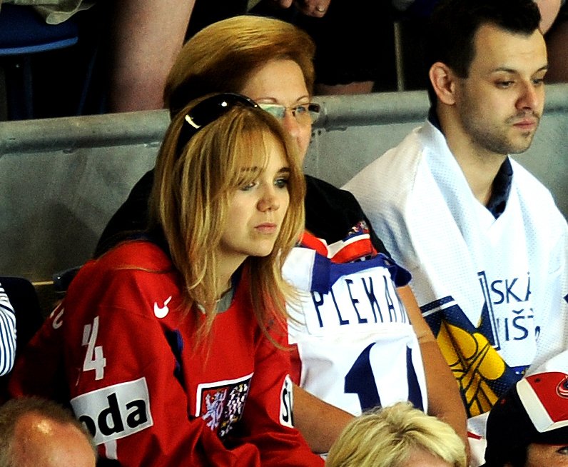 Semifinálovému utkání se Švédskem (2:5) přihlížela i zpěvačka a přítelkyně Tomáše Plekance Lucka Vondráčková.