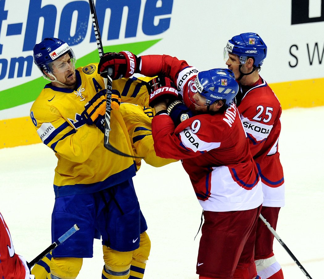 Čeští hokejisté bojují se Švédy