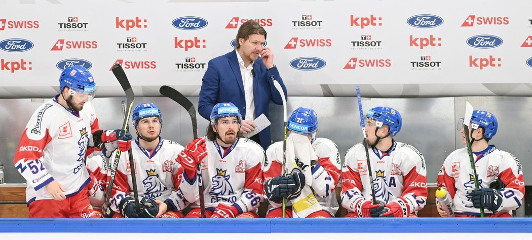 Martin Erat na střídačce při utkání se Švýcarskem