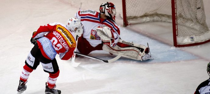 Lino Martschini ze Švýcarska překonává českého brankáře Jakuba Kováře v duelu Euro Hockey Challenge