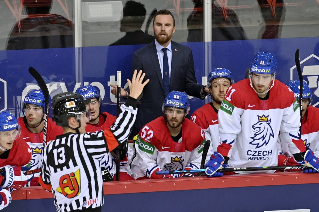 Trenér hokejové reprezentace Filip Pešán na střídačce