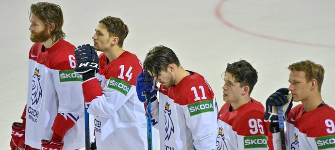 Zklamaní čeští hokejisté po prohře se Švýcarskem