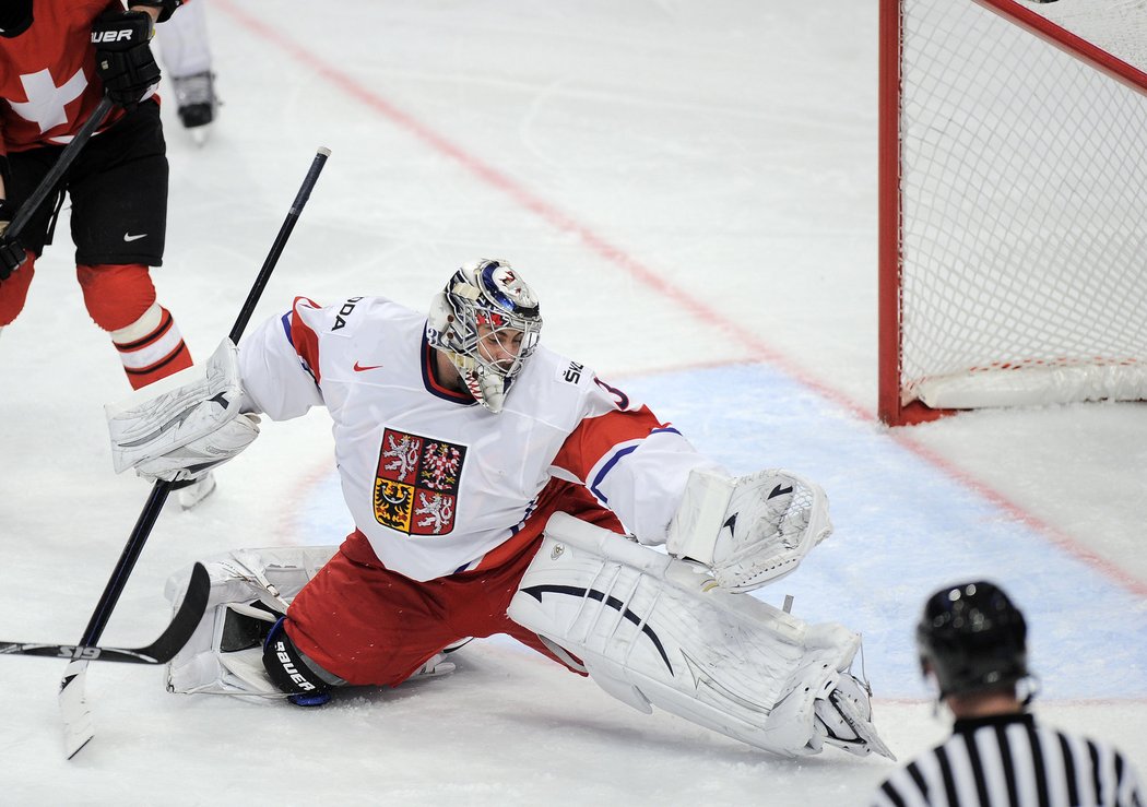 Ondřej Pavelec na tuto střelu už dosáhnout nemohl