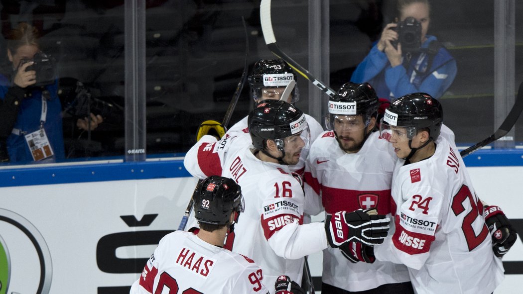 Radost švýcarských hokejistů po vstřelení branky v zápase s Českem
