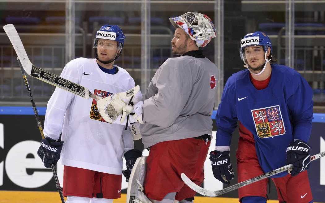 Jakub Jeřábek, brankář Dominik Furch, Tomáš Kundrátek na tréninku