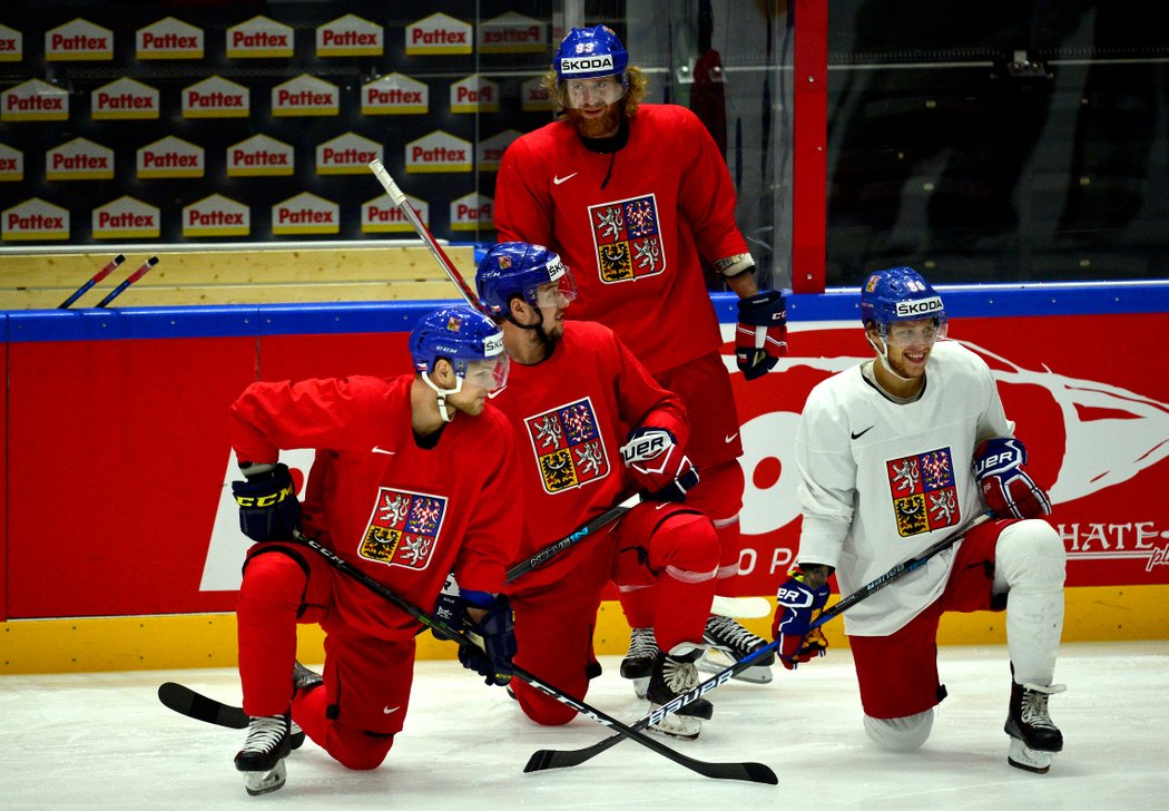 Zleva Vladimír Sobotka, Jan Kovář, Jakub Voráček a David Pastrňák na středečním tréninku