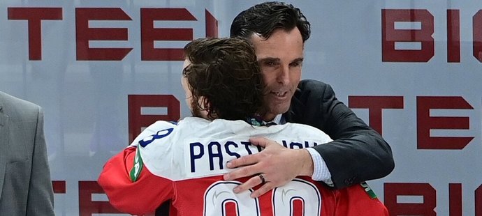 Přestupy NHL ONLINE: Skončil Zadinův trenér. Koučoval i v Praze