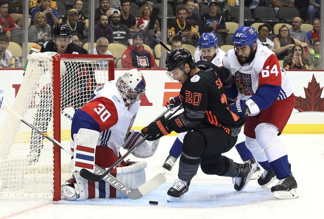 Brandon Saad ve velké šanci před Neuvirthem