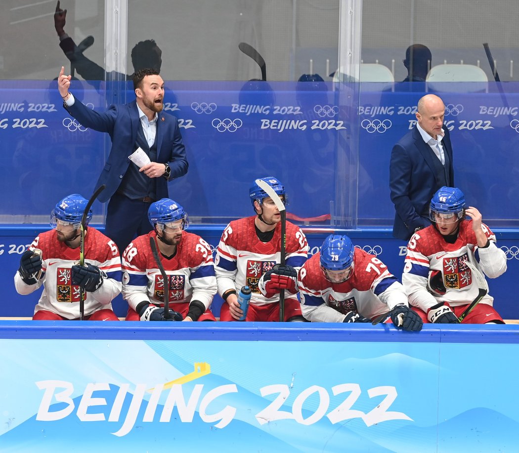 Kouč Filip Pešán gestikuluje k hráčům na ledě