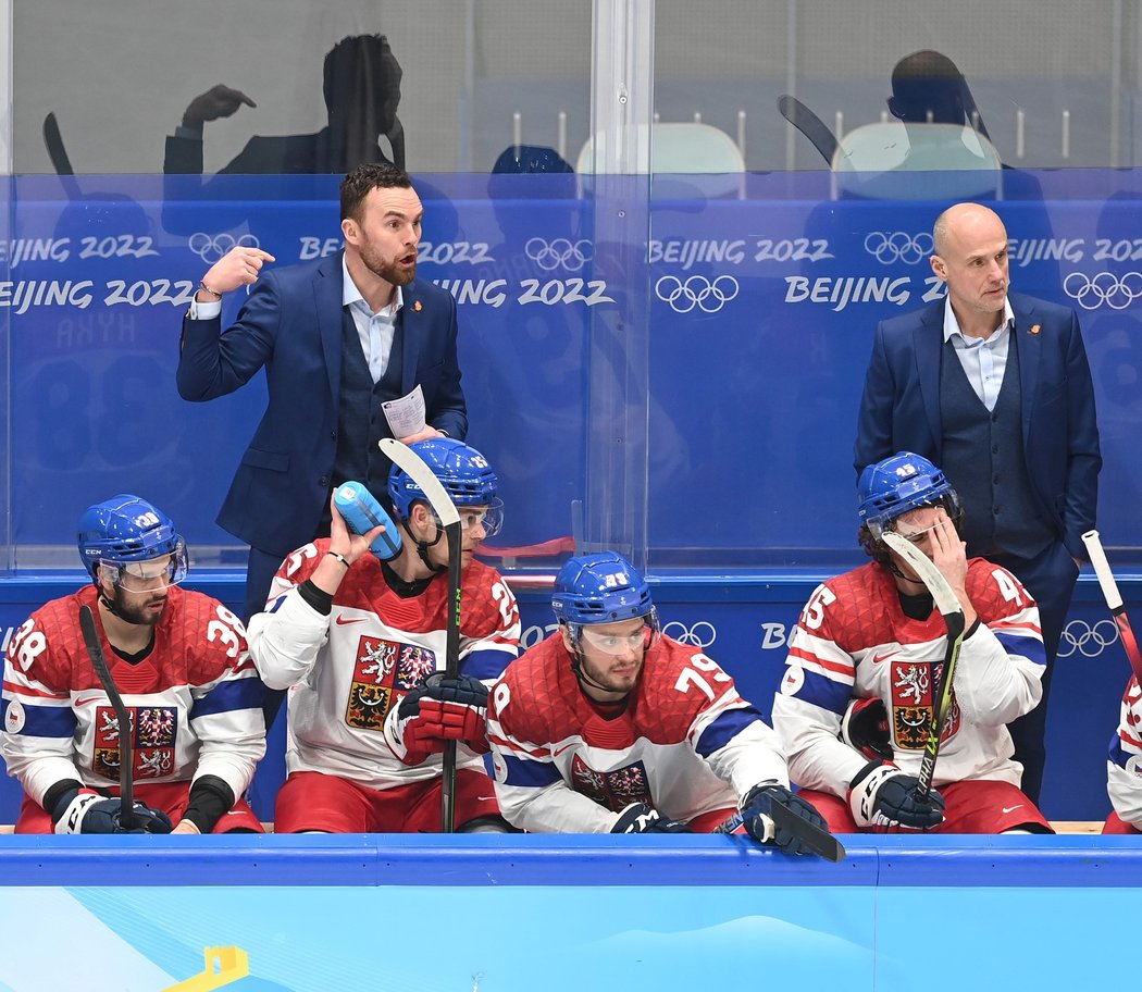 Kouč Filip Pešán gestikuluje k hráčům na ledě