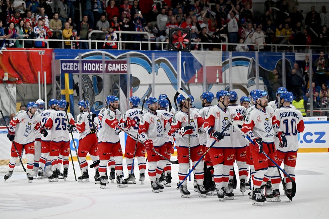 Čeští hokejisté slaví vítězství nad Švédskem