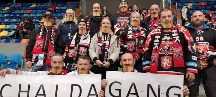V prosinci dorazila skupina fanoušků na zápas Mountfieldu s vousy a transparentem Chajda Gang
