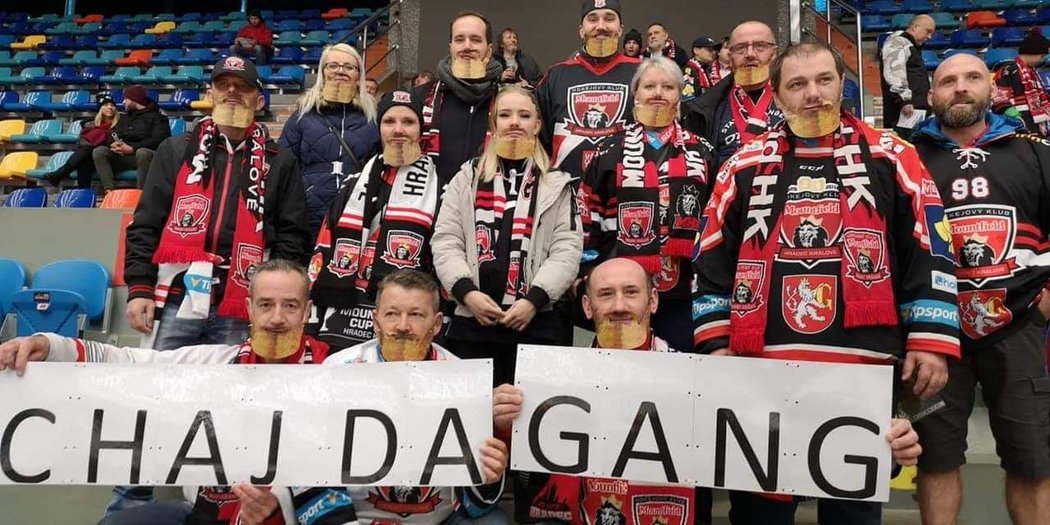 V prosinci dorazila skupina fanoušků na zápas Mountfieldu s vousy a transparentem Chajda Gang