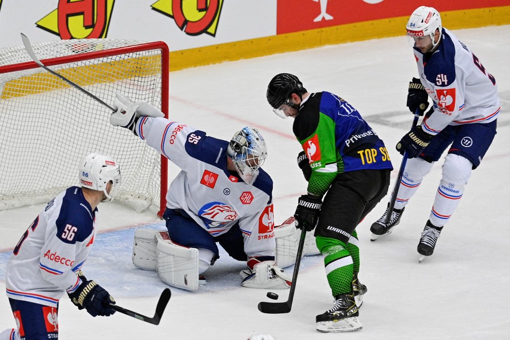 Ondřej Najman v šanci během zápasu Champions Hockey League s Curychem