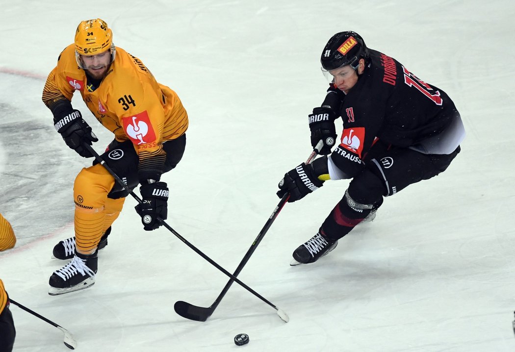 Zleva Tom Kühnhackl z Skelleftea a David Dvořáček ze Sparty