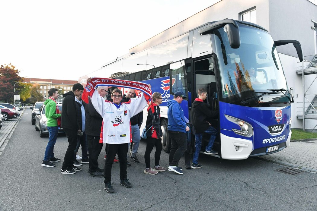 Hokejisté Poruby válí i přesto, že musí hrát v exilu v Kravařích, kam si klubovým autobusem dováží i fanoušky