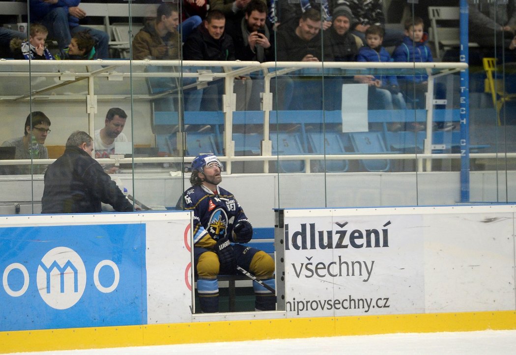 Ve 14. minutě zamířil Jaromír Jágr na trestnou lavici, provinil se hákováním