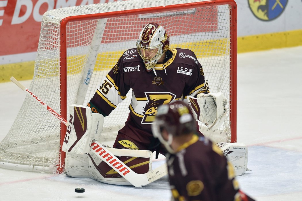 Brankář Niklas Lundström během duelu Jihlavy s Porubou