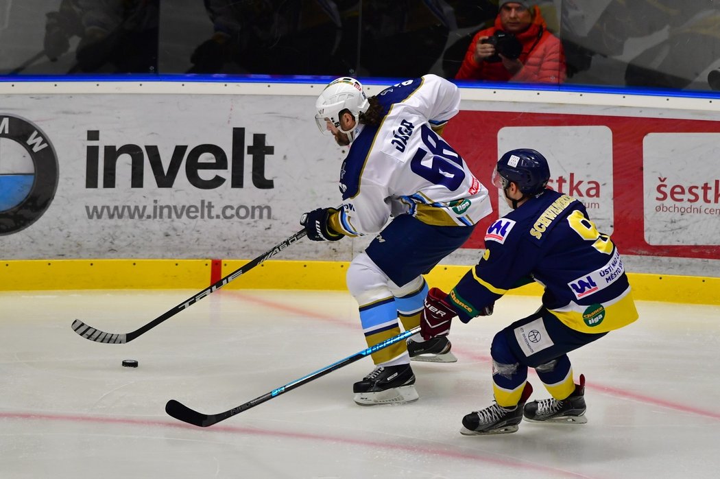 Jaromír Jágr si kryje kotouč během první třetiny duelu Kladna s Ústím nad Labem