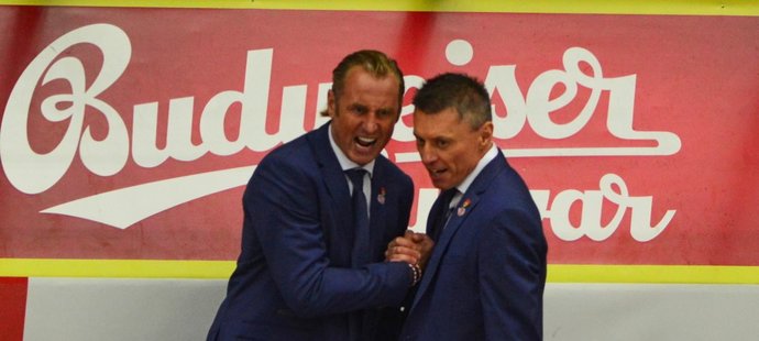 Budějovičtí trenéři Václav Prospal a Aleš Totter se radují po vítězství 4:1 ve šlágru Chance ligy proti Jihlavě