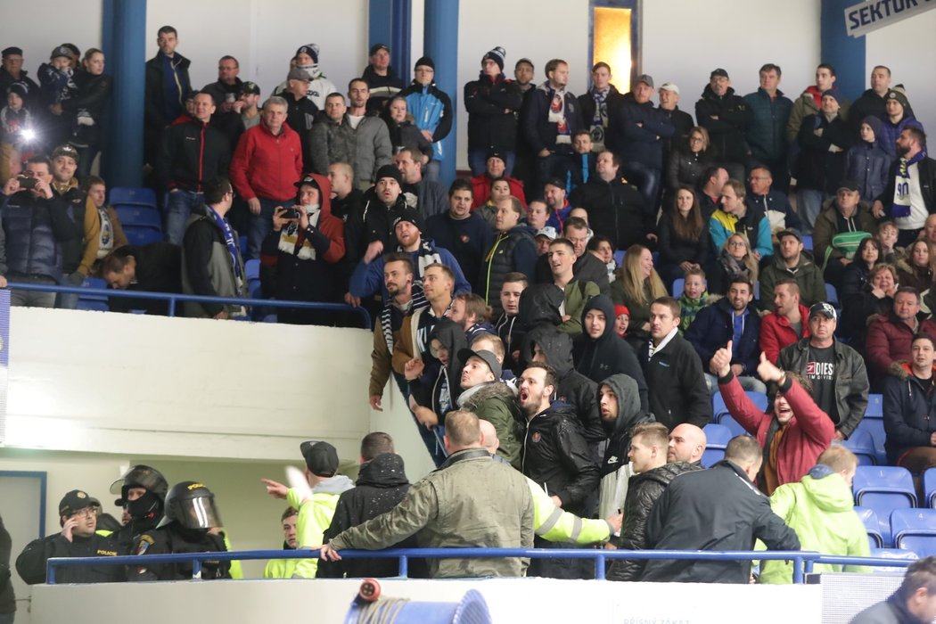 Zákrok Tomáše Plekance na Filipa Dvořáka vyvolal na tribunách kladenského stadionu takové nepokoje, že musela zasahovat dokonce policie