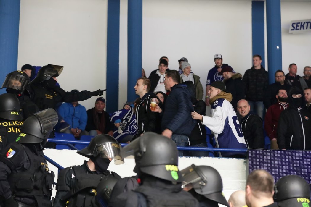 Zákrok Tomáše Plekance na Filipa Dvořáka vyvolal na tribunách kladenského stadionu takové nepokoje, že musela zasahovat dokonce policie