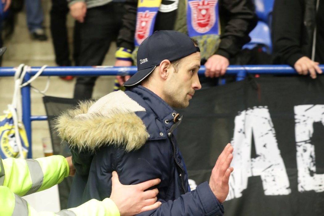 Zákrok Tomáše Plekance na Filipa Dvořáka vyvolal na tribunách kladenského stadionu takové nepokoje, že musela zasahovat dokonce policie