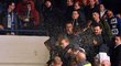 Zákrok Tomáše Plekance na Filipa Dvořáka vyvolal na tribunách kladenského stadionu takové nepokoje, že musela zasahovat dokonce policie