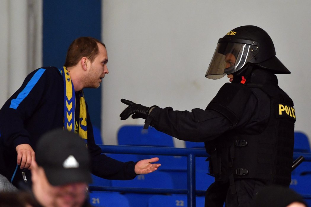 Zákrok Tomáše Plekance na Filipa Dvořáka vyvolal na tribunách kladenského stadionu takové nepokoje, že musela zasahovat dokonce policie