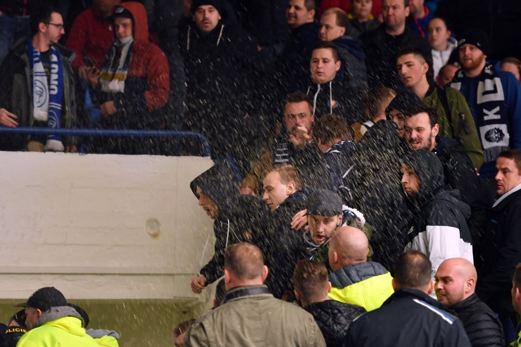 Zákrok Tomáše Plekance na Filipa Dvořáka vyvolal na tribunách kladenského stadionu takové nepokoje, že musela zasahovat dokonce policie