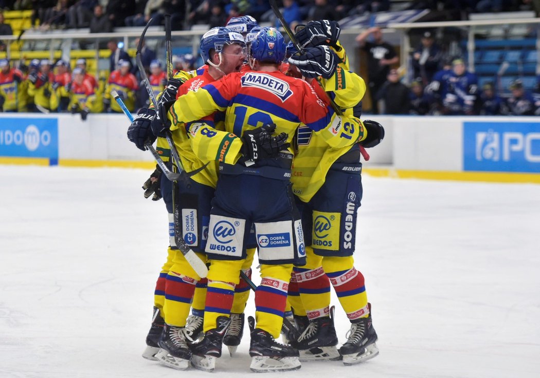 Budějovičtí hokejisté se radují z gólu ve třetím čtvrtfinále play off Chance ligy na ledě Havířova