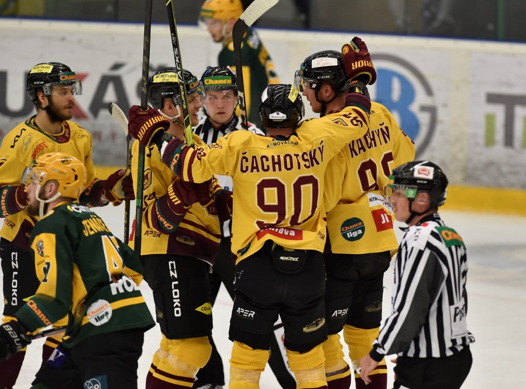 Jihlavští hokejisté se radují z gólu v prvním finálovém utkání Chance ligy