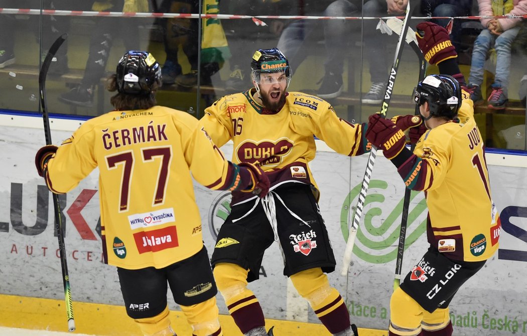 Jihlavští hokejisté se radují z gólu v pátém utkání finále Chance ligy