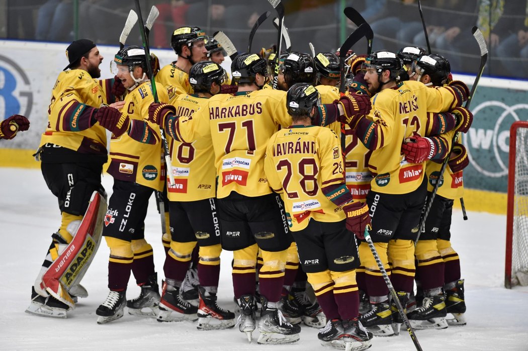 Jihlavští hokejisté zvládli pátý finálový duel na ledě Vsetína a v úterý můžou slavit postup do baráže