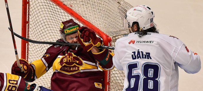 Jaromír Jágr hokejkou ostře zasáhl do obličeje Filipa Eliáše z Jihlavy