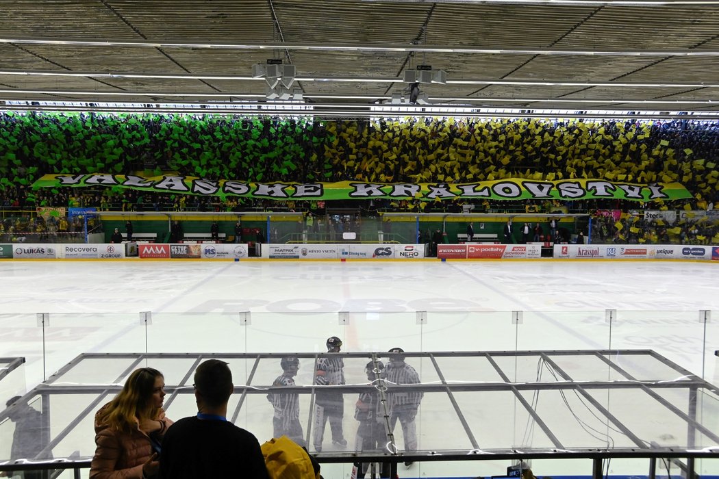 Vsetínští fanoušci si před prvním finálovým zápasem připravili transparent přes celou tribunu