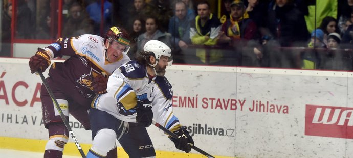 Jaromír Jágr drží kotouč před obráncem Jihlavy Jakubem Suchánkem v prvním utkání semifinále Chance ligy