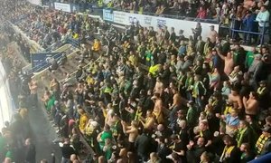 Fanoušci Vsetína podporují tým během prvoligového derby ve Zlíně