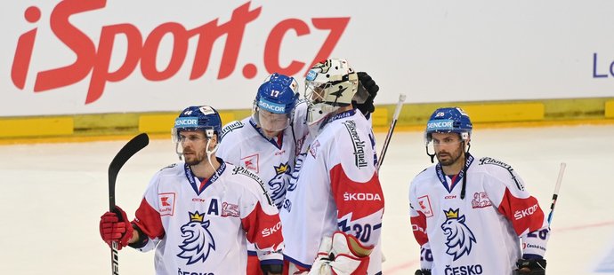 Smutní čeští hokejisté po prohře v nájezdech s Finskem