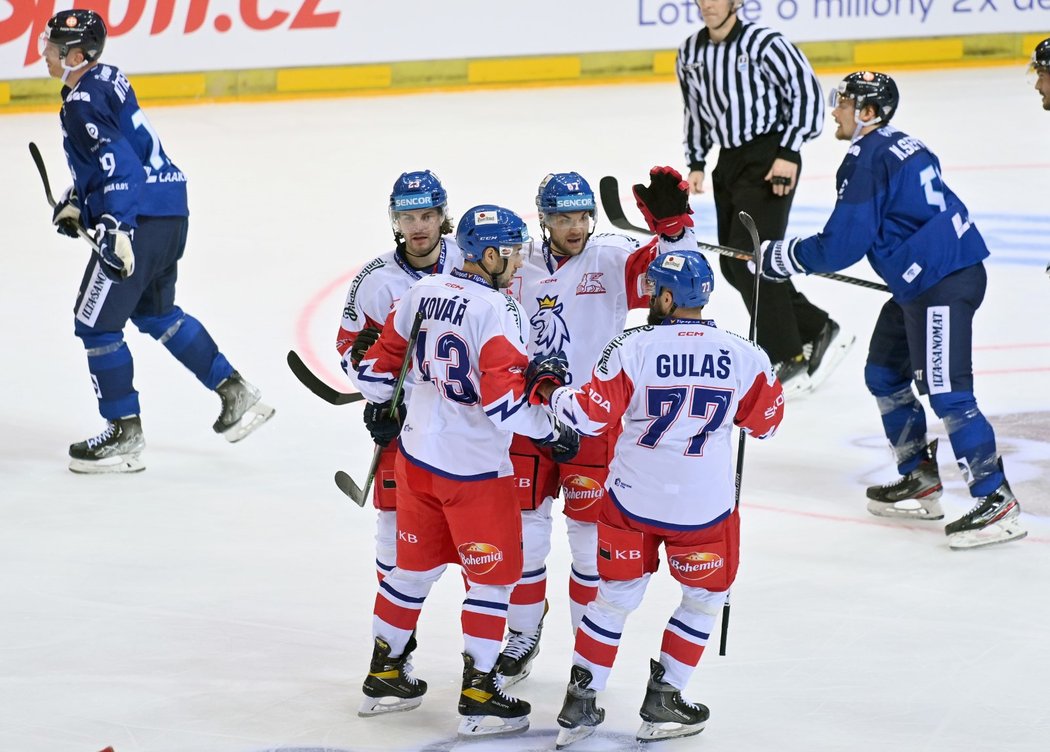 Čeští hokejisté slaví gól proti Finsku
