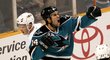 Hokejový kanonýr s indiánskými kořeny Jonathan Cheechoo ještě v dresu San Jose Sharks