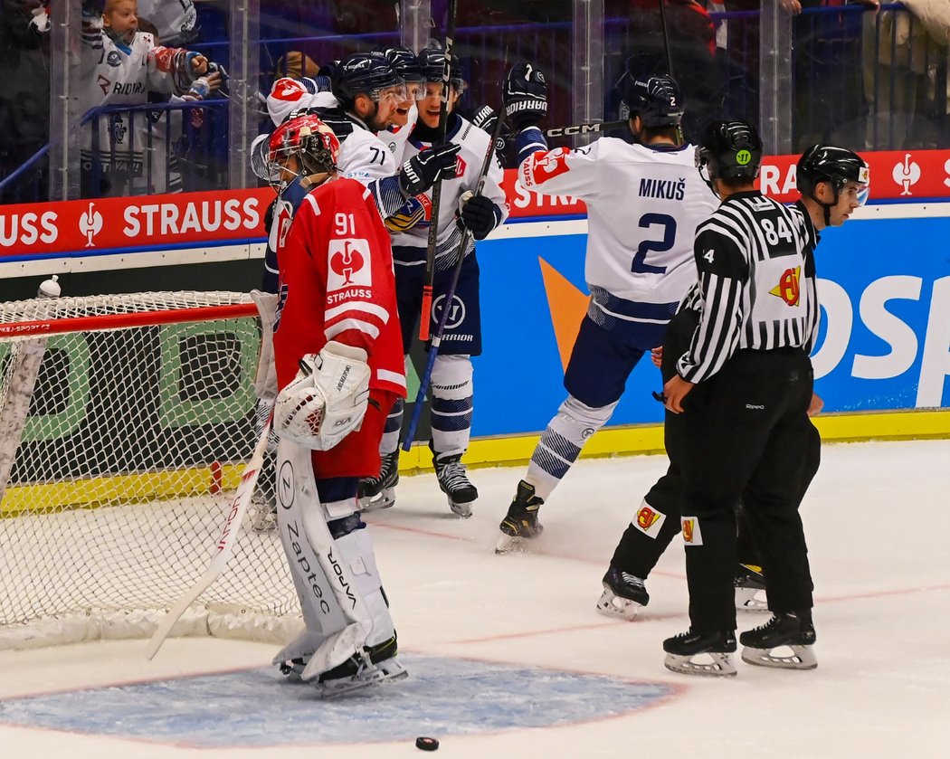 Vítkovičtí hokejisté se radují z trefy do branky švýcarského Rapperswilu v utkání Champions Hockey League