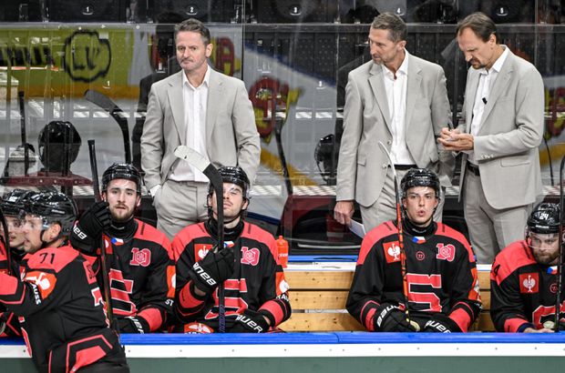 Ondřej Mikliš (druhý zprava na střídačce) hrál poprvé v sezoně za Spartu Ondřej Mikliš (druhý zprava na střídačce) hrál poprvé v sezoně za Spartu
