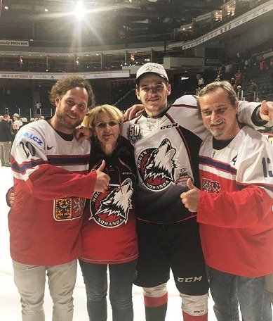 Zkušený hokejista Radek Duda přijel do Kanady podpořit mladého útočníka Jakuba Lauka, který v Kanadě vyhrál prestižní Memorial Cup